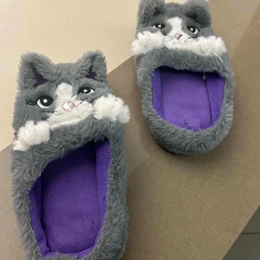 Cat Bedroom shoes Gray and Purple Feline Plush slippers size small 5-6 CLEAN